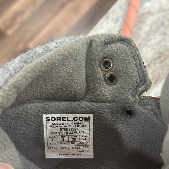 SOREL OUT N ABOUT CONQUEST BOOT
Size 7 NWT green,cream, coral,gray waterproof - Picture 12 of 16